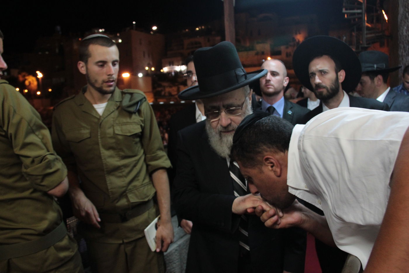 אַדִּירֵי אֲיֻמָּה, יַאְדִּירוּ: רבבות בכותל