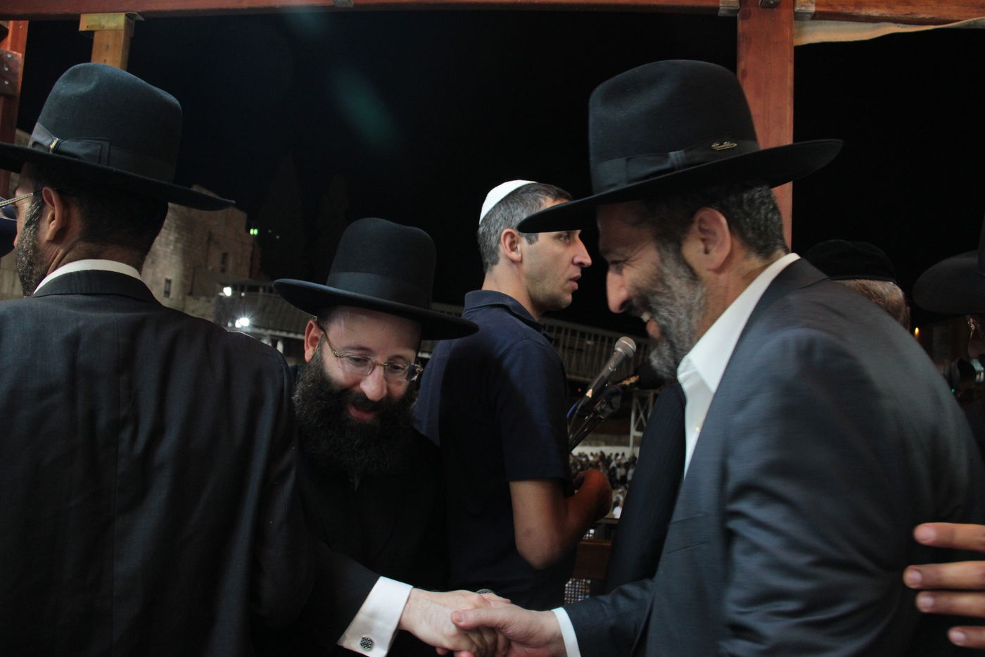 אַדִּירֵי אֲיֻמָּה, יַאְדִּירוּ: רבבות בכותל