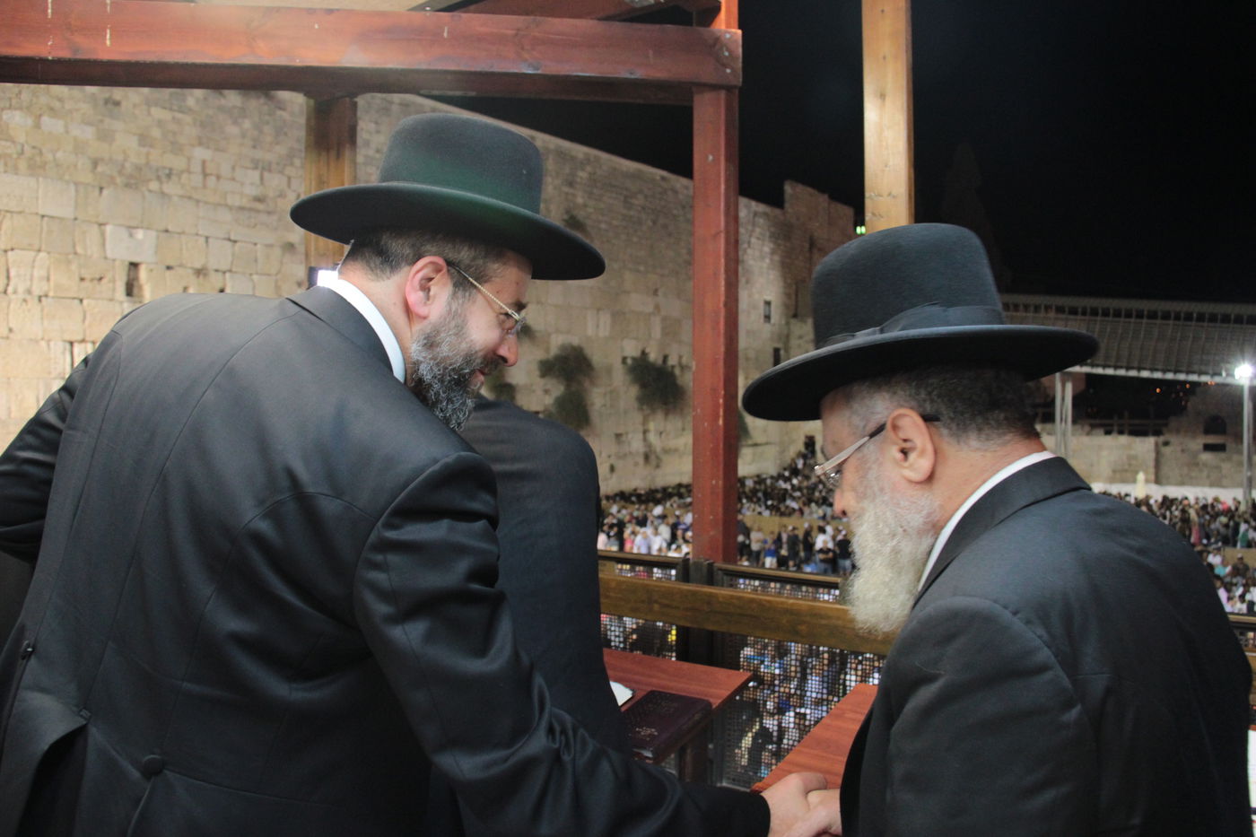 אַדִּירֵי אֲיֻמָּה, יַאְדִּירוּ: רבבות בכותל