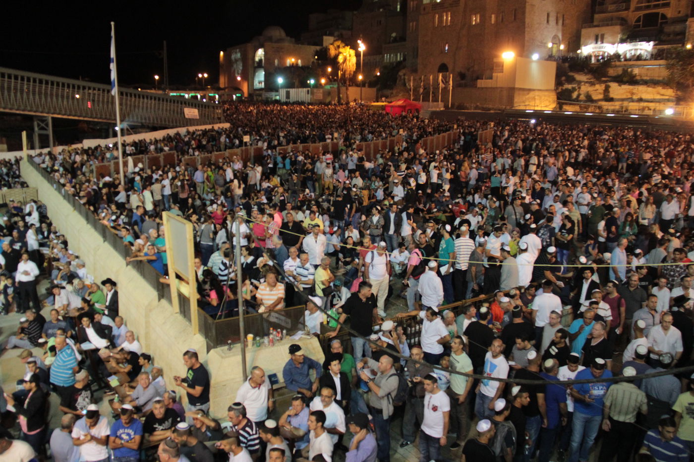 אַדִּירֵי אֲיֻמָּה, יַאְדִּירוּ: רבבות בכותל