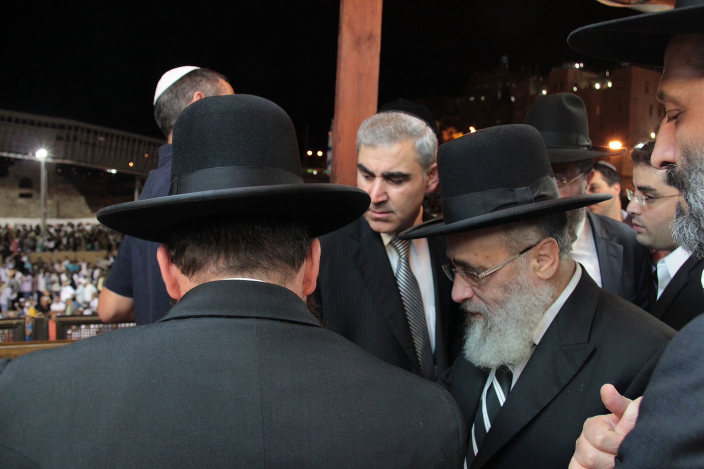 אַדִּירֵי אֲיֻמָּה, יַאְדִּירוּ: רבבות בכותל