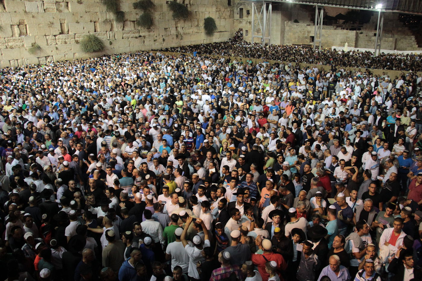 אַדִּירֵי אֲיֻמָּה, יַאְדִּירוּ: רבבות בכותל