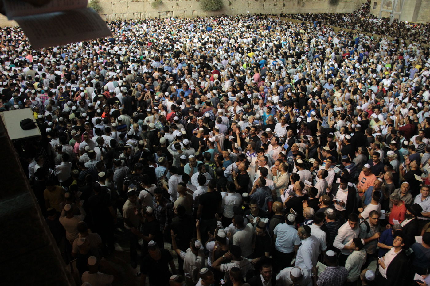 אַדִּירֵי אֲיֻמָּה, יַאְדִּירוּ: רבבות בכותל