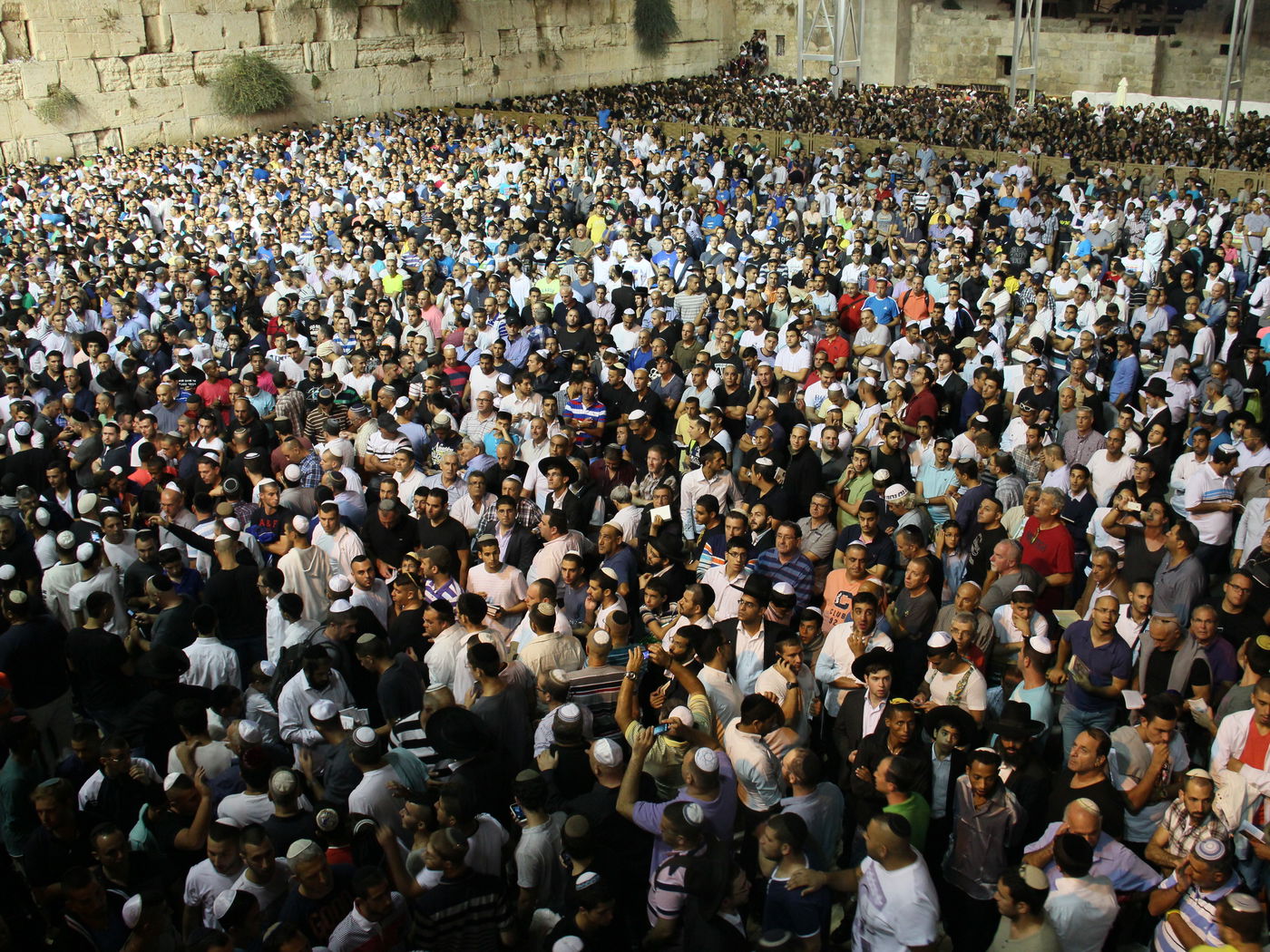 אַדִּירֵי אֲיֻמָּה, יַאְדִּירוּ: רבבות בכותל