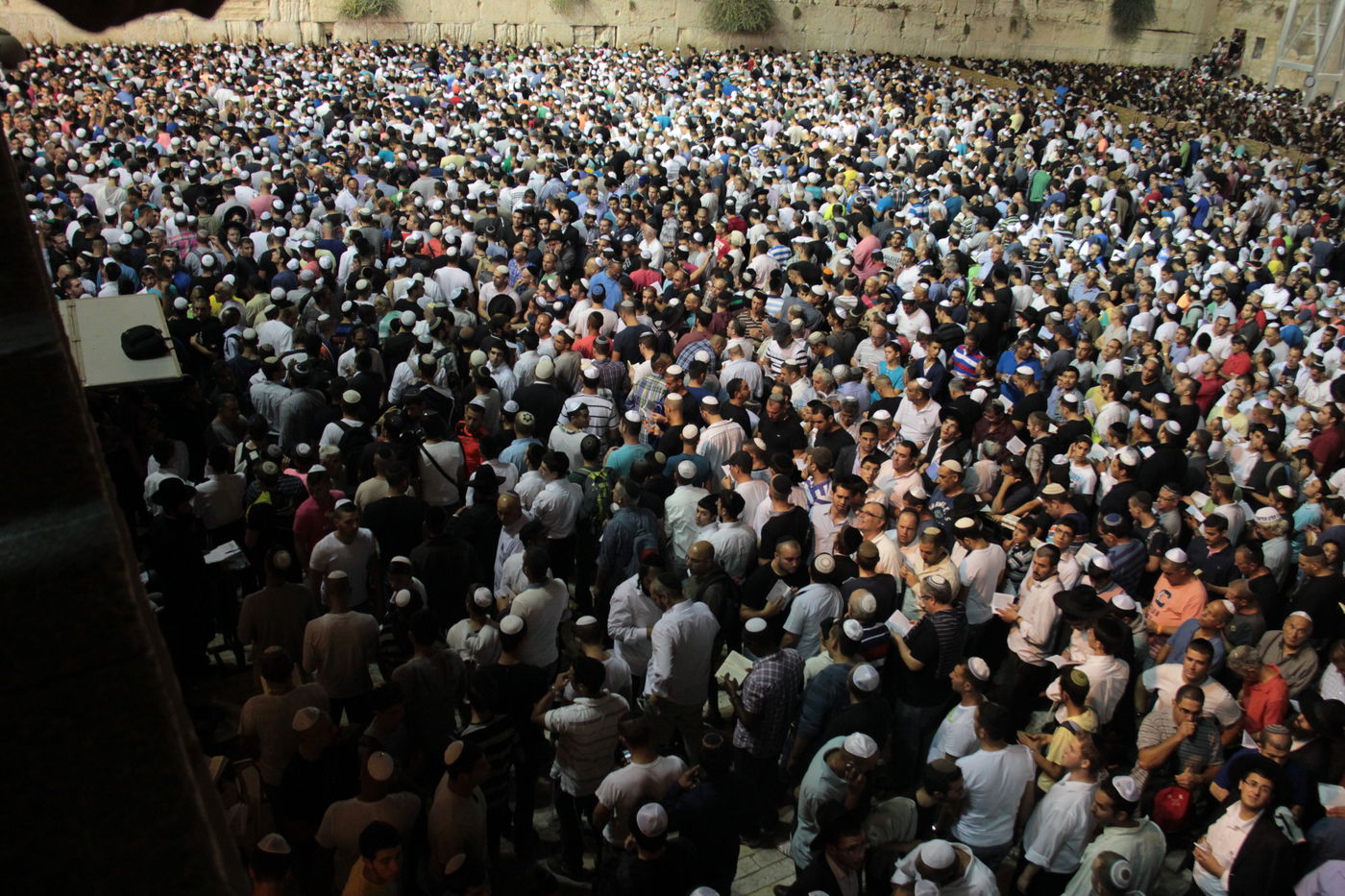 אַדִּירֵי אֲיֻמָּה, יַאְדִּירוּ: רבבות בכותל