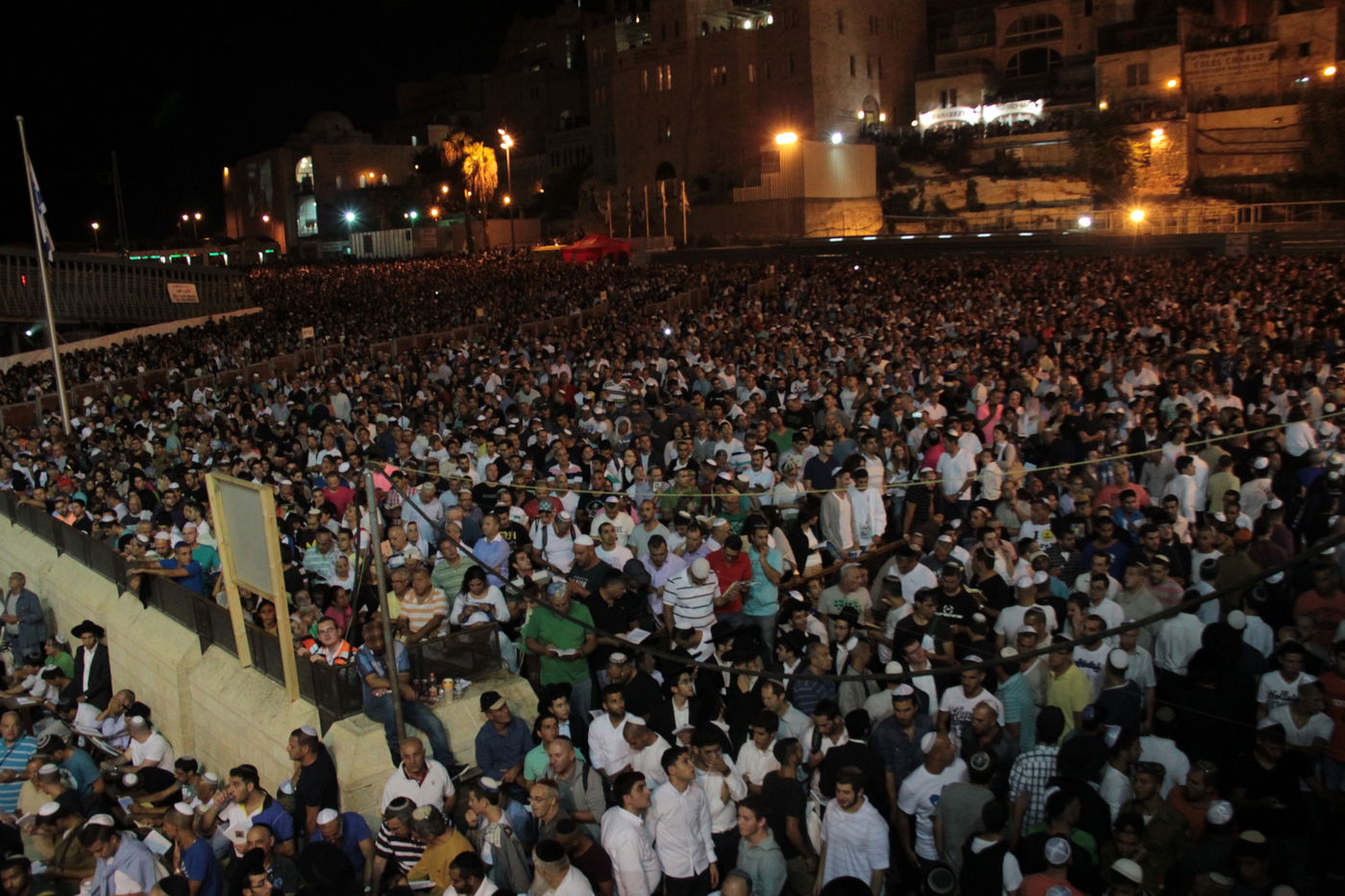 אַדִּירֵי אֲיֻמָּה, יַאְדִּירוּ: רבבות בכותל