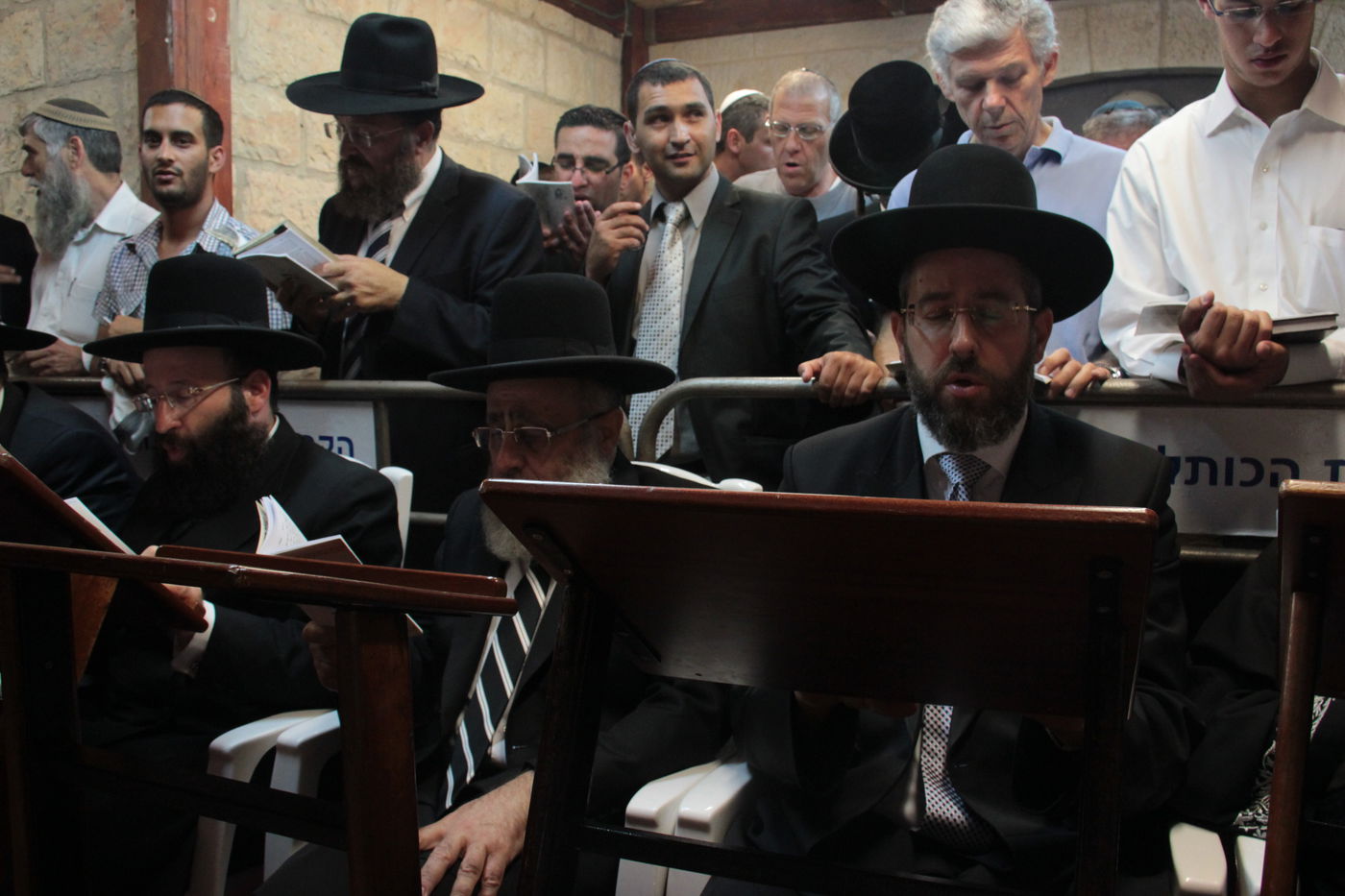 אַדִּירֵי אֲיֻמָּה, יַאְדִּירוּ: רבבות בכותל