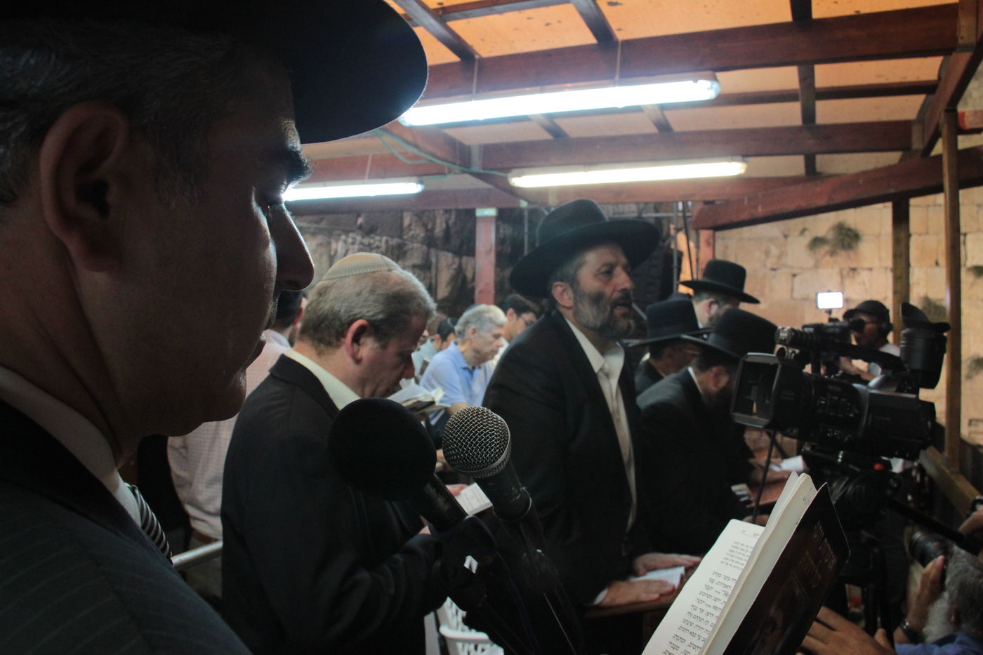 אַדִּירֵי אֲיֻמָּה, יַאְדִּירוּ: רבבות בכותל