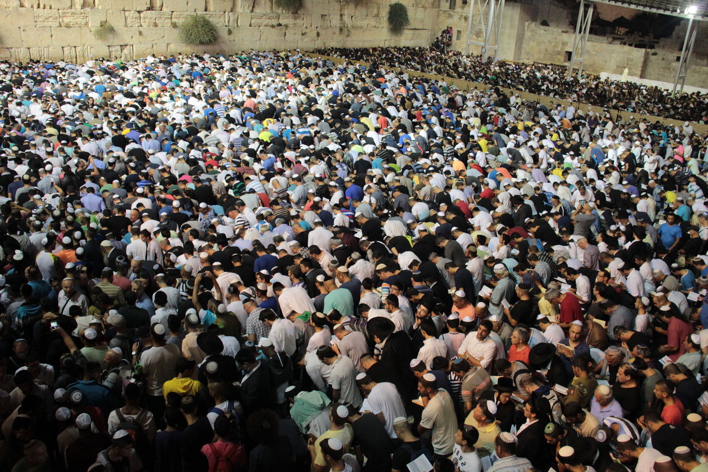 אַדִּירֵי אֲיֻמָּה, יַאְדִּירוּ: רבבות בכותל