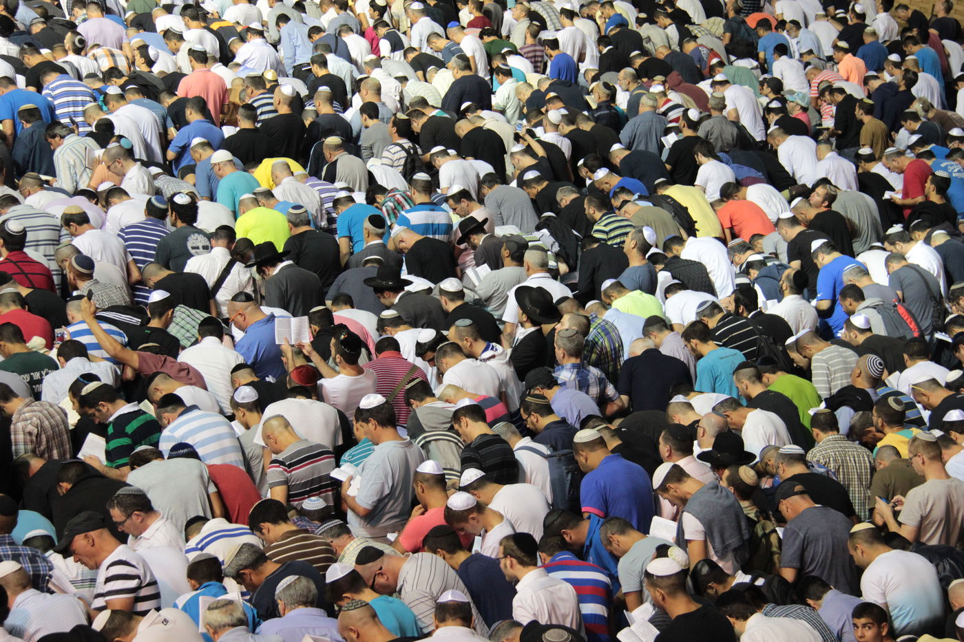 אַדִּירֵי אֲיֻמָּה, יַאְדִּירוּ: רבבות בכותל