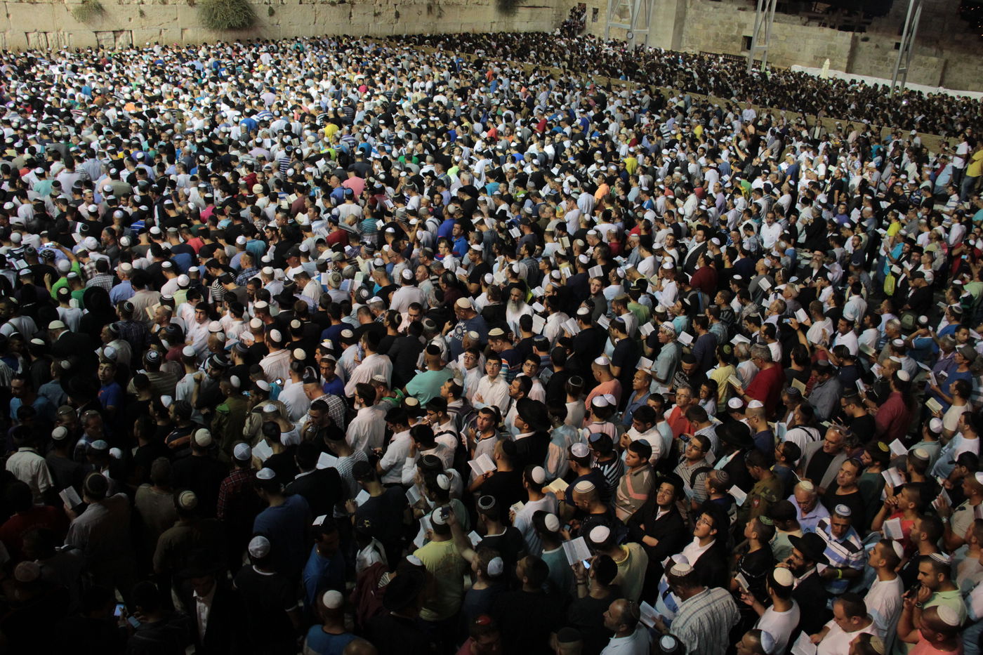 אַדִּירֵי אֲיֻמָּה, יַאְדִּירוּ: רבבות בכותל