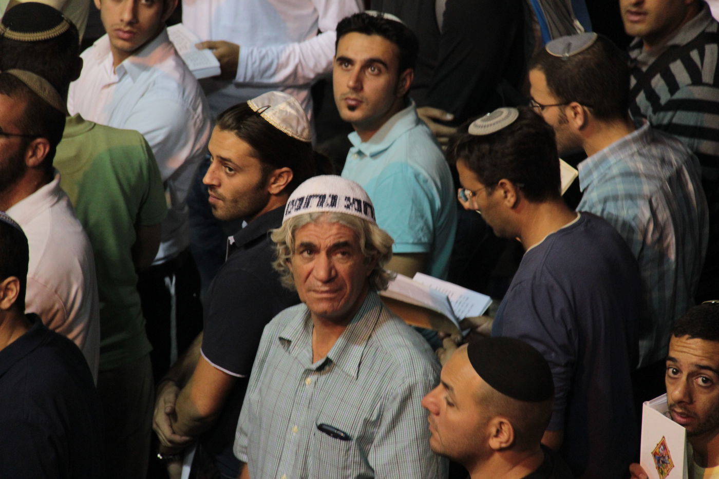 אַדִּירֵי אֲיֻמָּה, יַאְדִּירוּ: רבבות בכותל