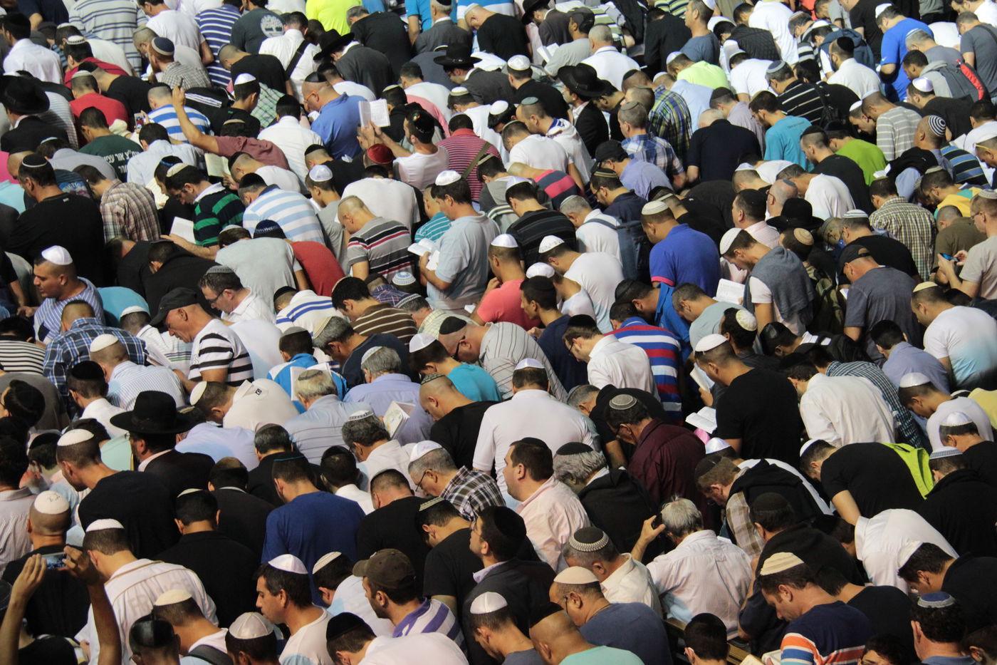 אַדִּירֵי אֲיֻמָּה, יַאְדִּירוּ: רבבות בכותל