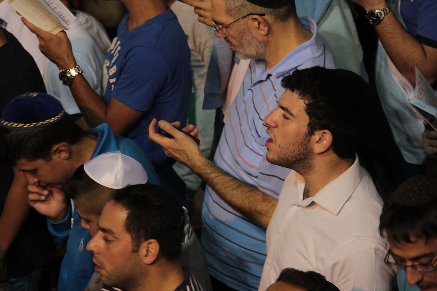 אַדִּירֵי אֲיֻמָּה, יַאְדִּירוּ: רבבות בכותל