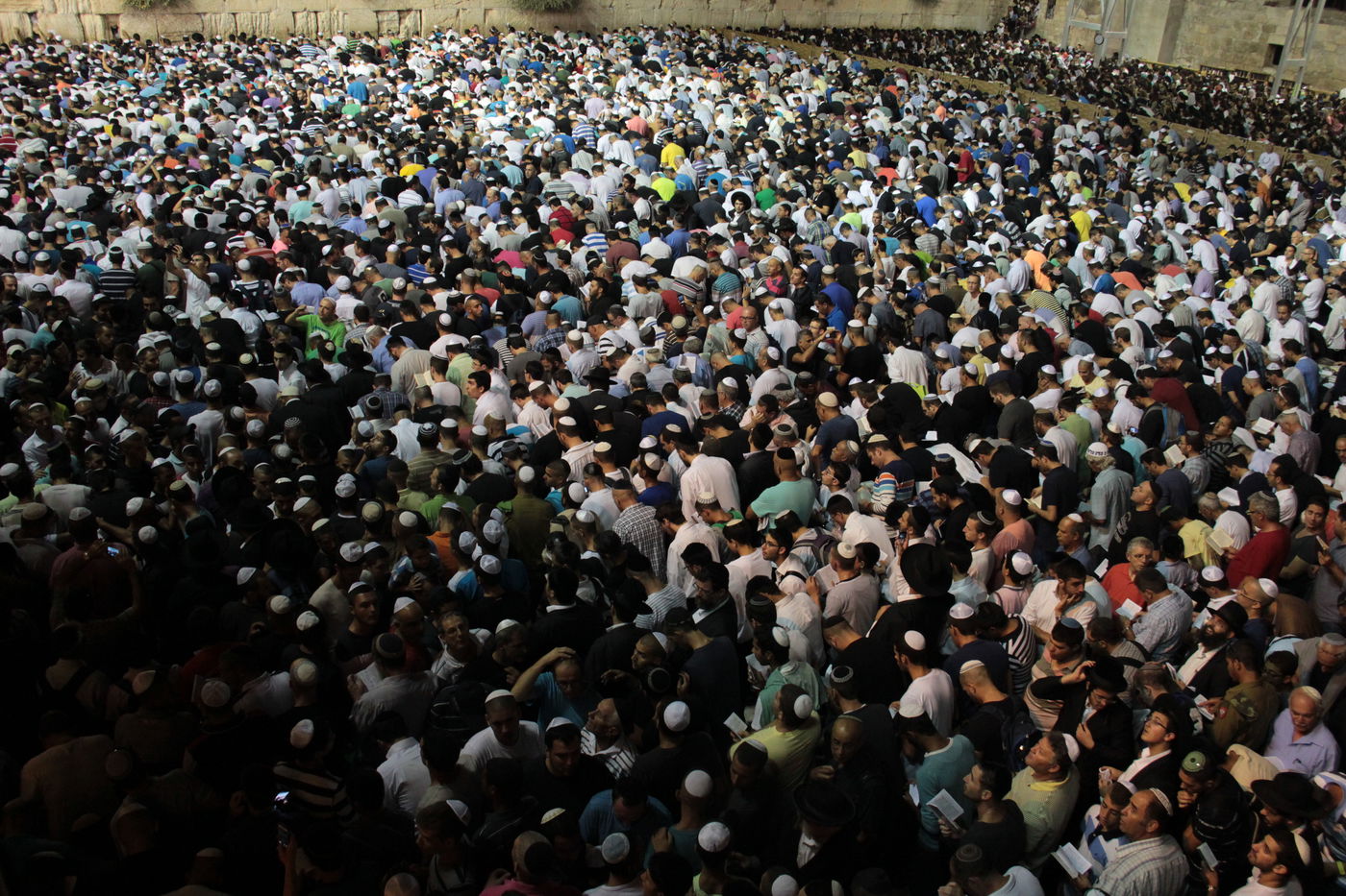 אַדִּירֵי אֲיֻמָּה, יַאְדִּירוּ: רבבות בכותל