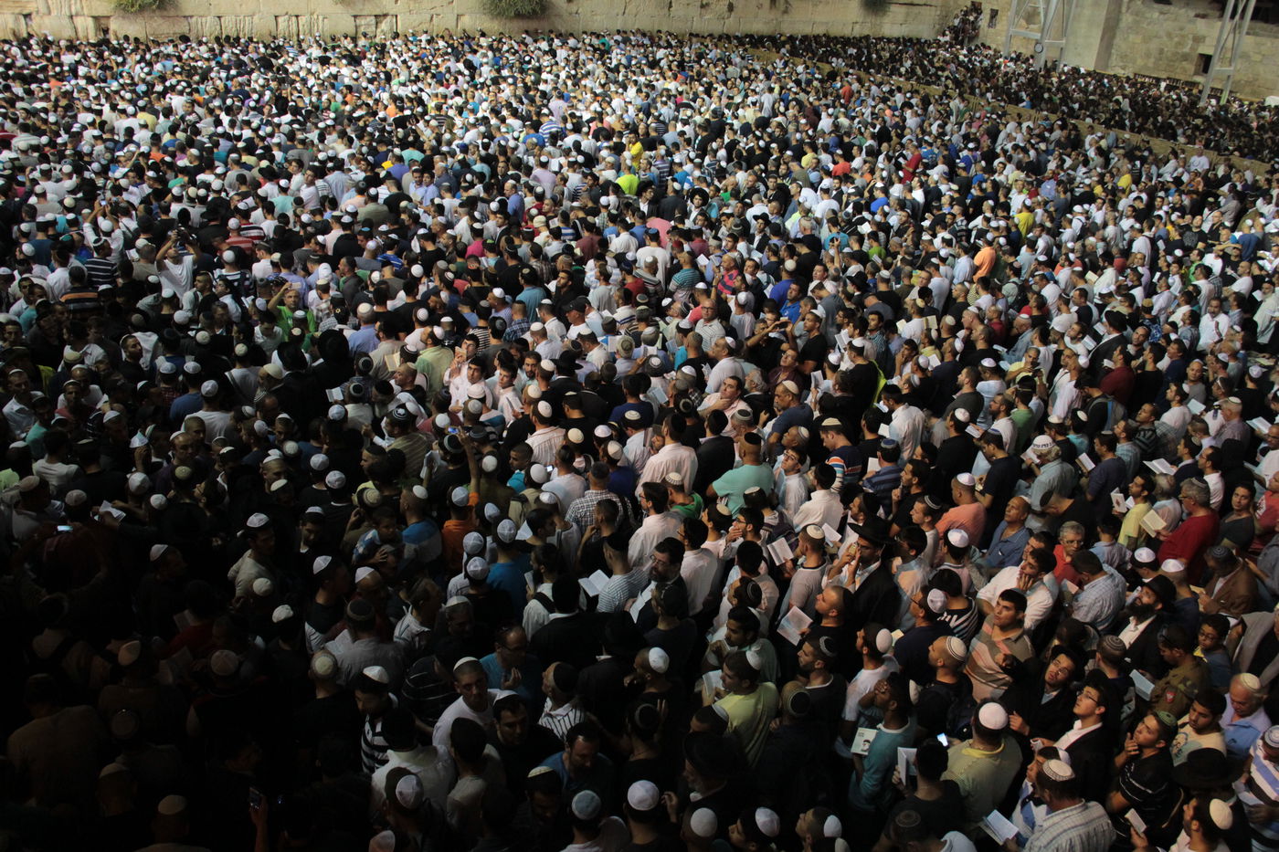 אַדִּירֵי אֲיֻמָּה, יַאְדִּירוּ: רבבות בכותל