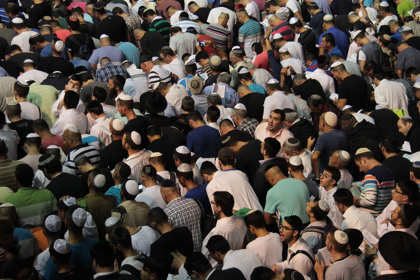 אַדִּירֵי אֲיֻמָּה, יַאְדִּירוּ: רבבות בכותל