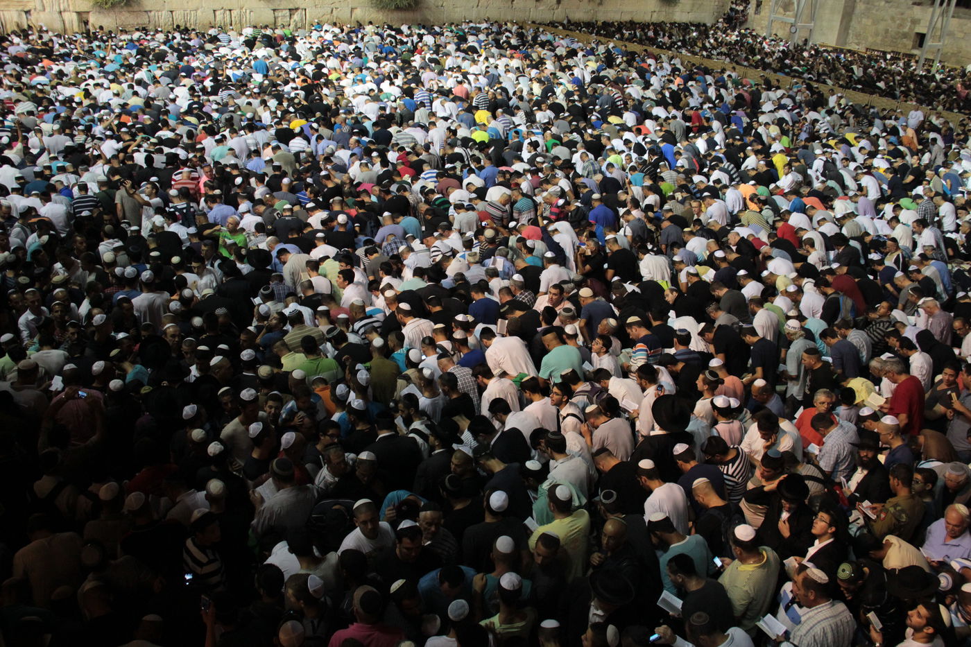 אַדִּירֵי אֲיֻמָּה, יַאְדִּירוּ: רבבות בכותל