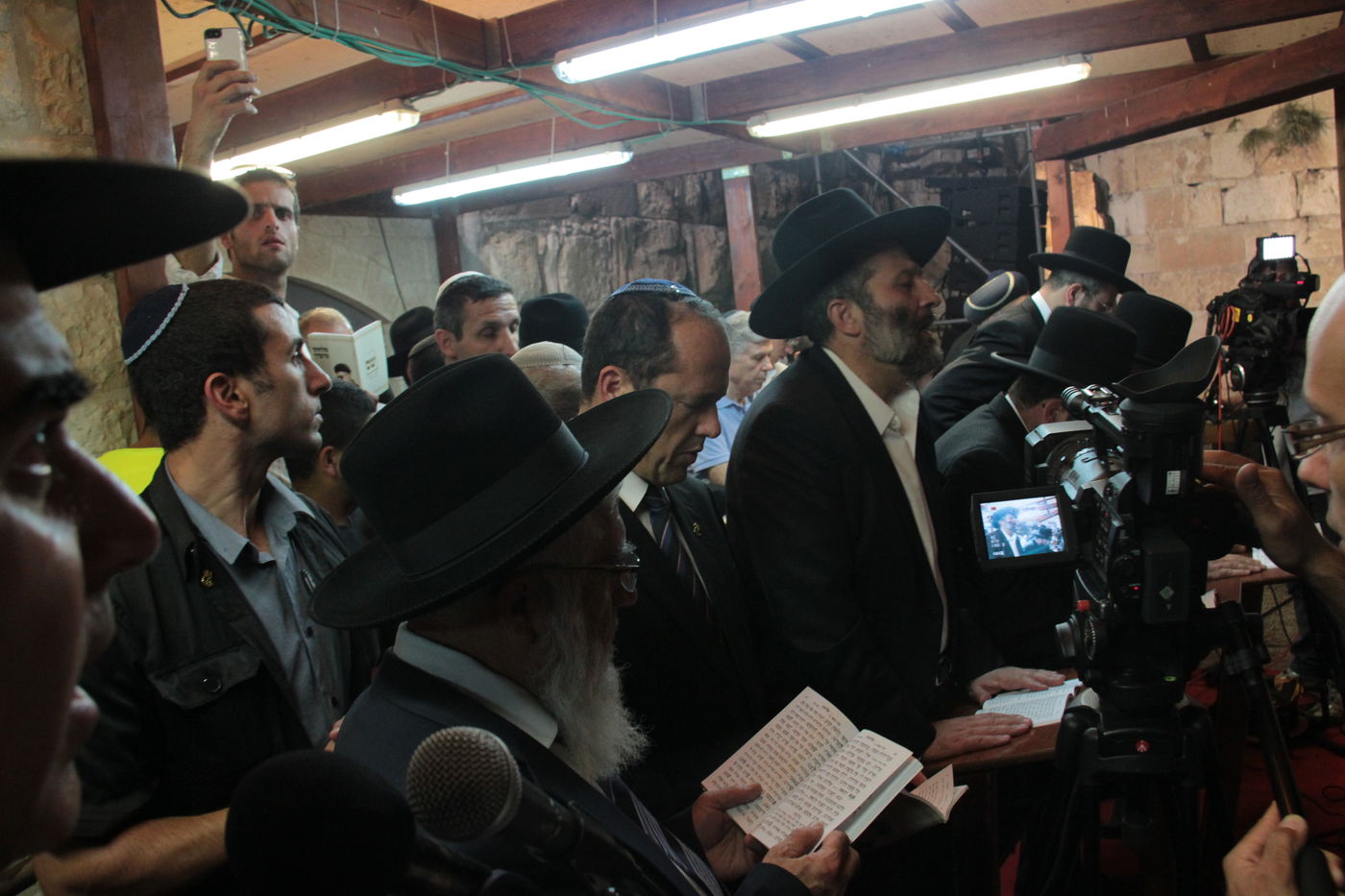 אַדִּירֵי אֲיֻמָּה, יַאְדִּירוּ: רבבות בכותל