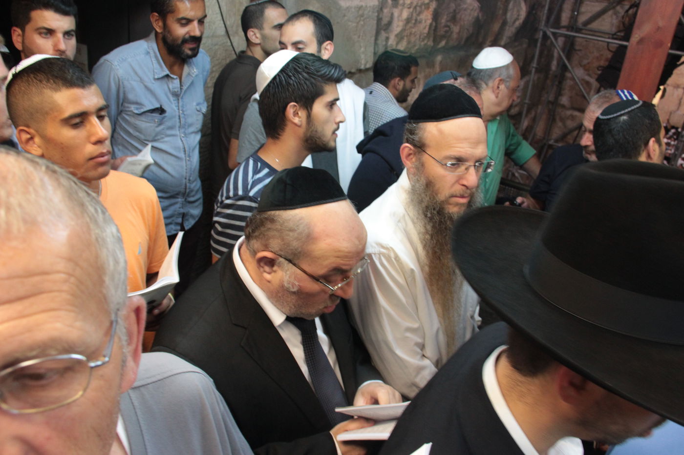 אַדִּירֵי אֲיֻמָּה, יַאְדִּירוּ: רבבות בכותל