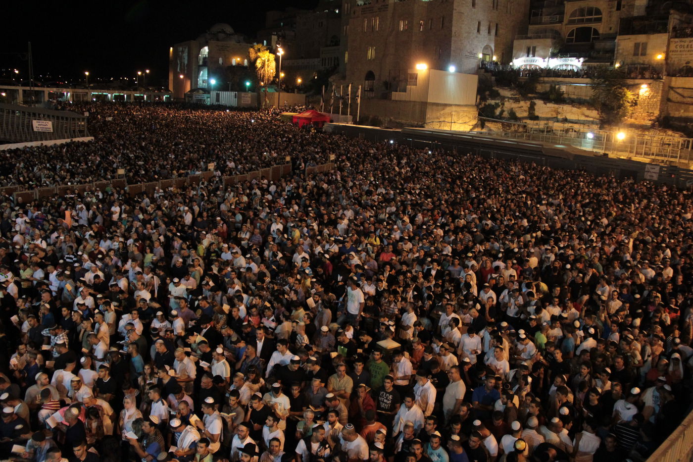 אַדִּירֵי אֲיֻמָּה, יַאְדִּירוּ: רבבות בכותל