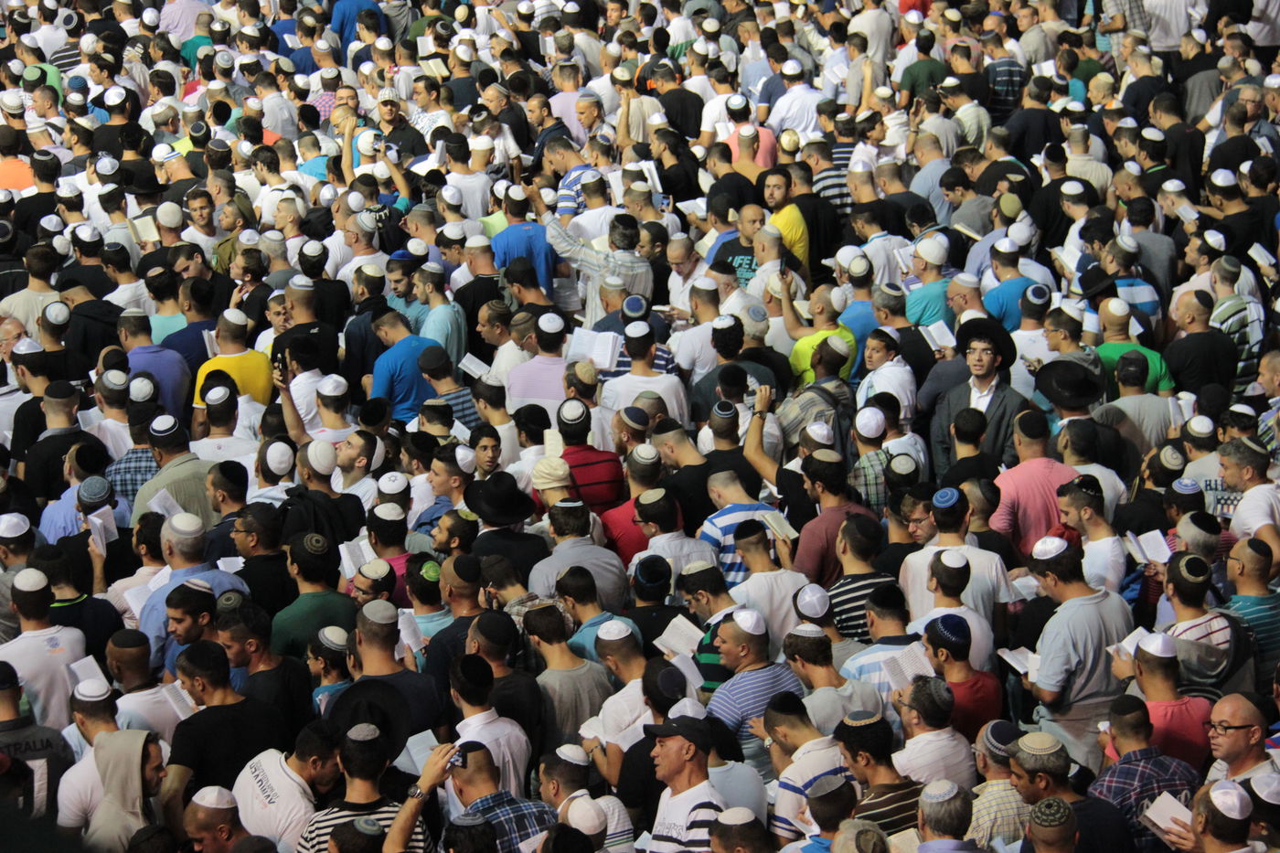 אַדִּירֵי אֲיֻמָּה, יַאְדִּירוּ: רבבות בכותל