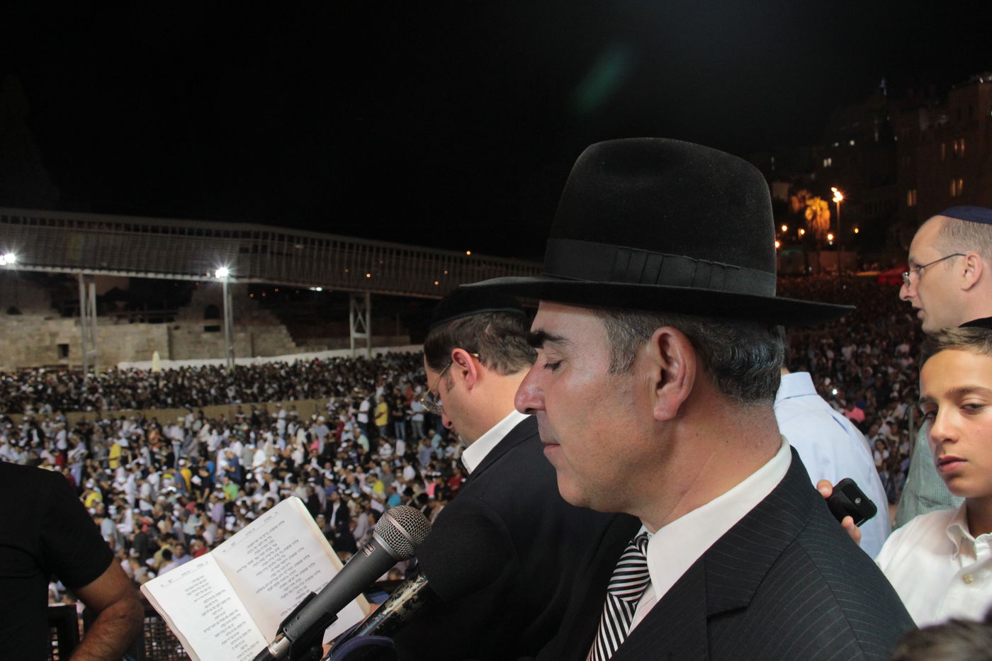 אַדִּירֵי אֲיֻמָּה, יַאְדִּירוּ: רבבות בכותל