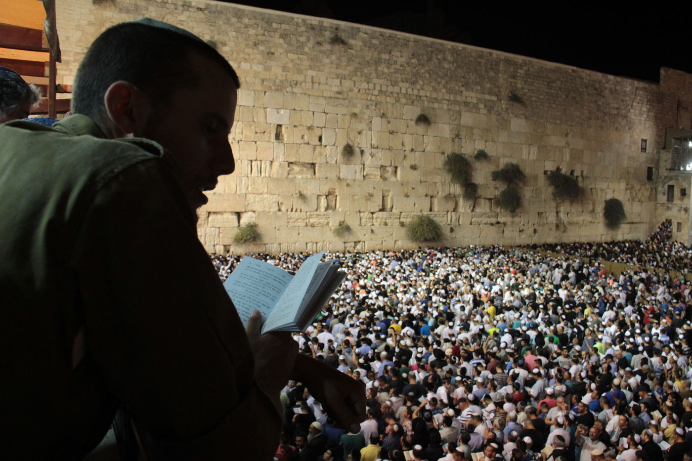 אַדִּירֵי אֲיֻמָּה, יַאְדִּירוּ: רבבות בכותל