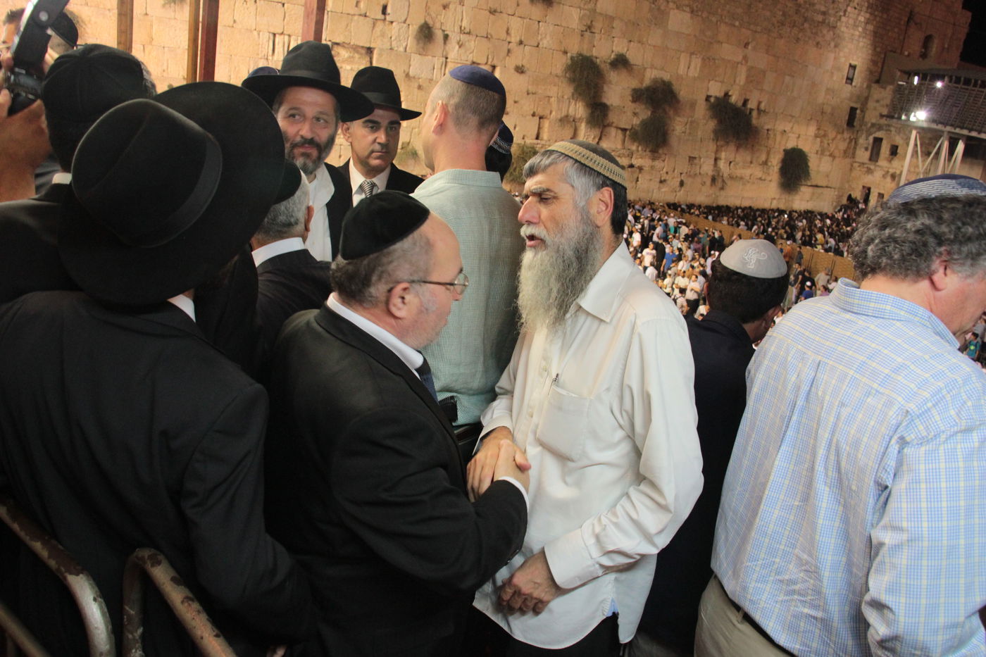 אַדִּירֵי אֲיֻמָּה, יַאְדִּירוּ: רבבות בכותל