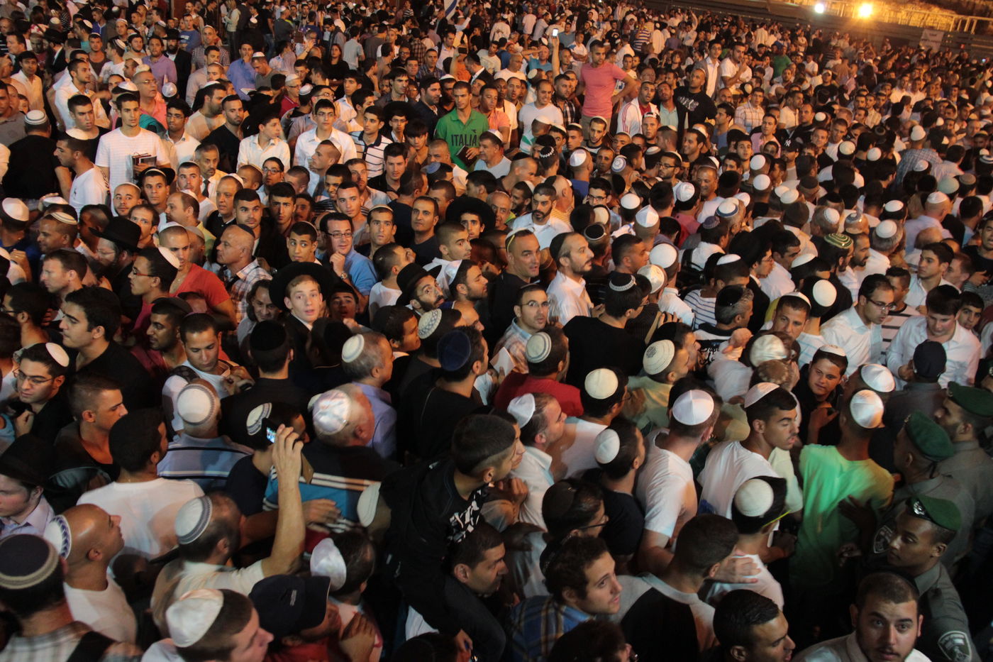 אַדִּירֵי אֲיֻמָּה, יַאְדִּירוּ: רבבות בכותל