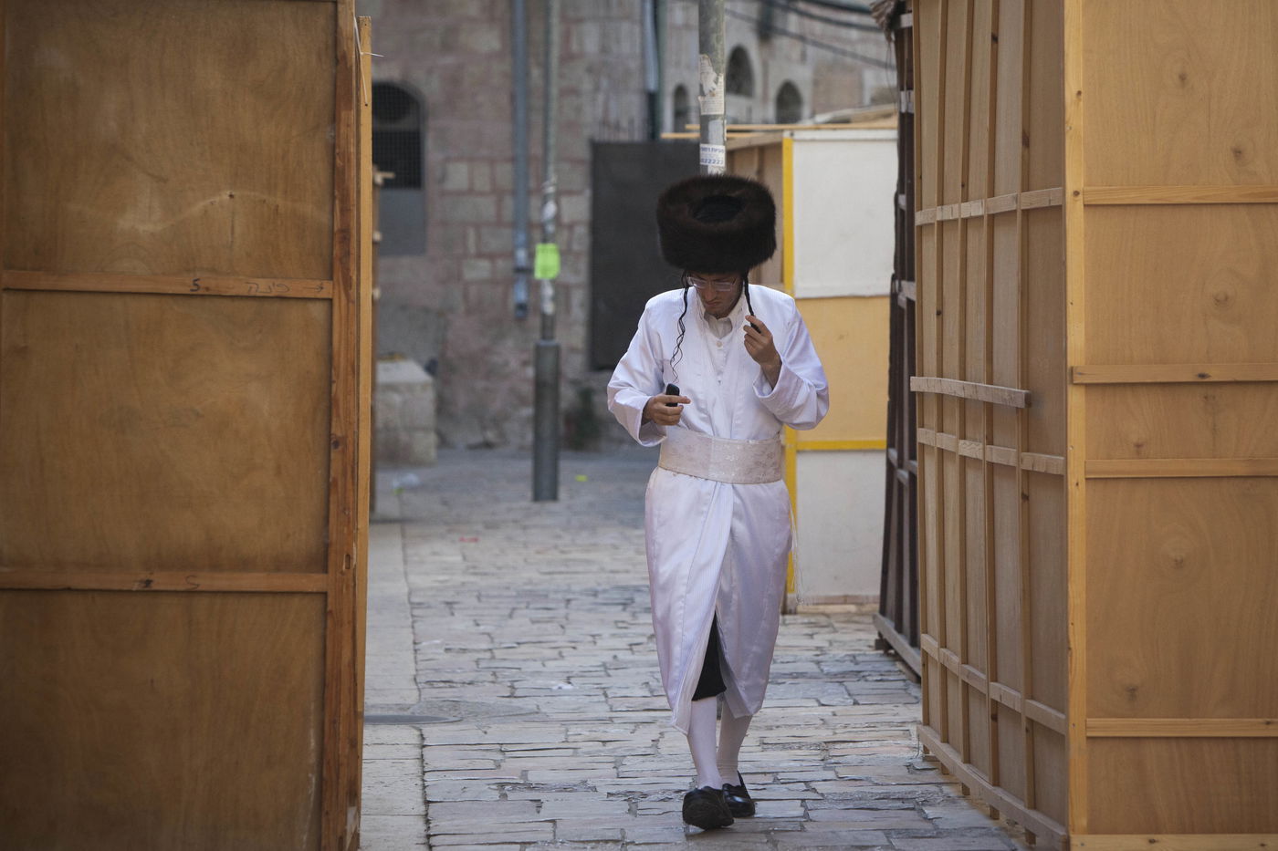 צפו בגלריה: לבושים לבן ומקבלים 40 מלקות
