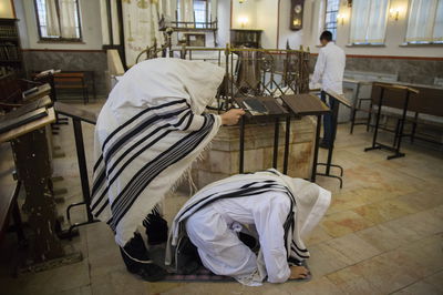 צפו בגלריה: לבושים לבן ומקבלים 40 מלקות