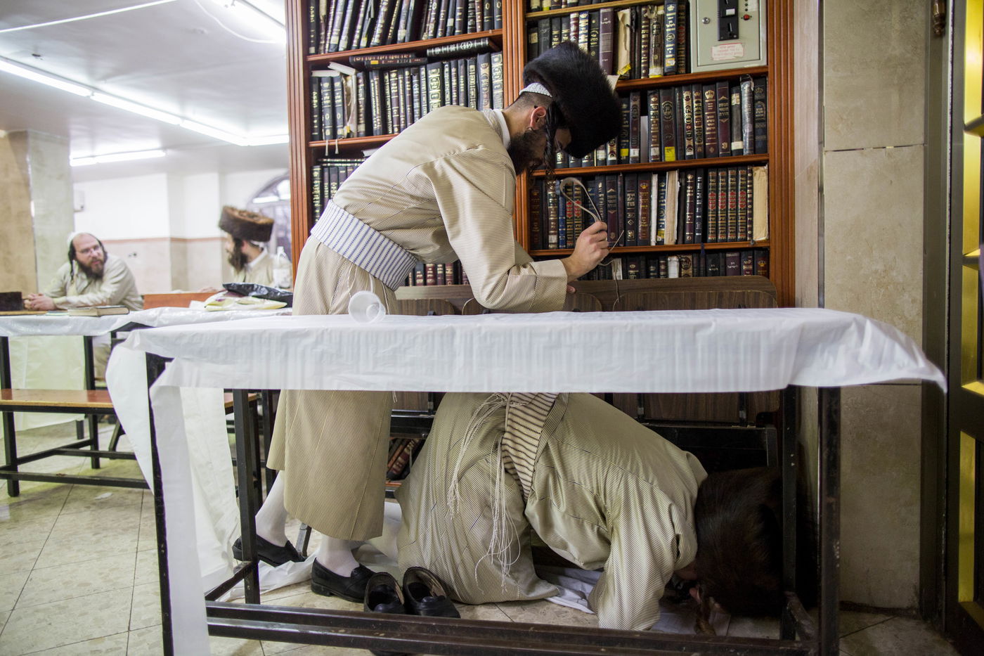 צפו בגלריה: לבושים לבן ומקבלים 40 מלקות