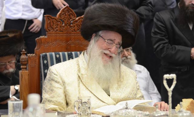 האדמו"ר מצאנז בטיש בערב יום כיפור