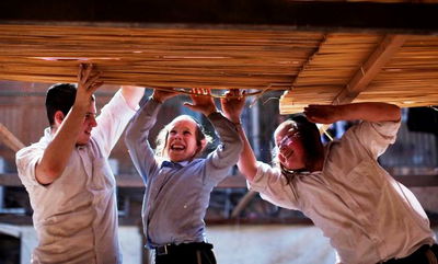 בַּסֻּכֹּת תֵּשְׁבוּ שִׁבְעַת יָמִים • בניית סוכות במאה שערים • גלריה