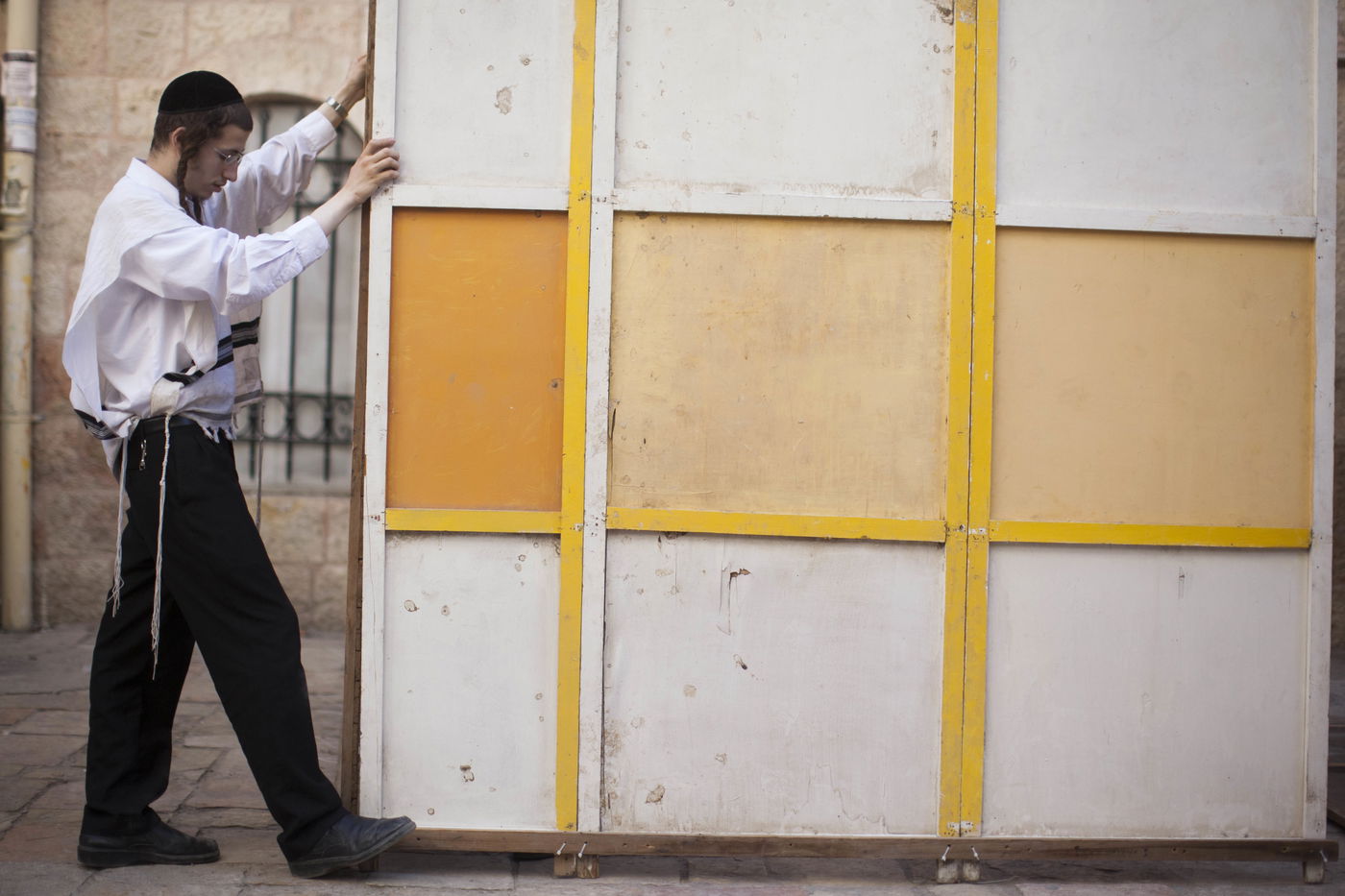 בַּסֻּכֹּת תֵּשְׁבוּ שִׁבְעַת יָמִים • בניית סוכות במאה שערים • גלריה