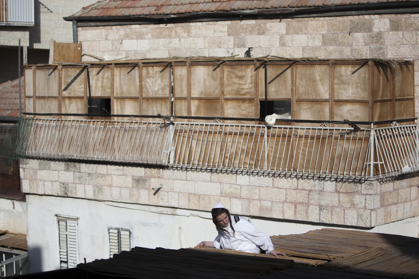 בַּסֻּכֹּת תֵּשְׁבוּ שִׁבְעַת יָמִים • בניית סוכות במאה שערים • גלריה