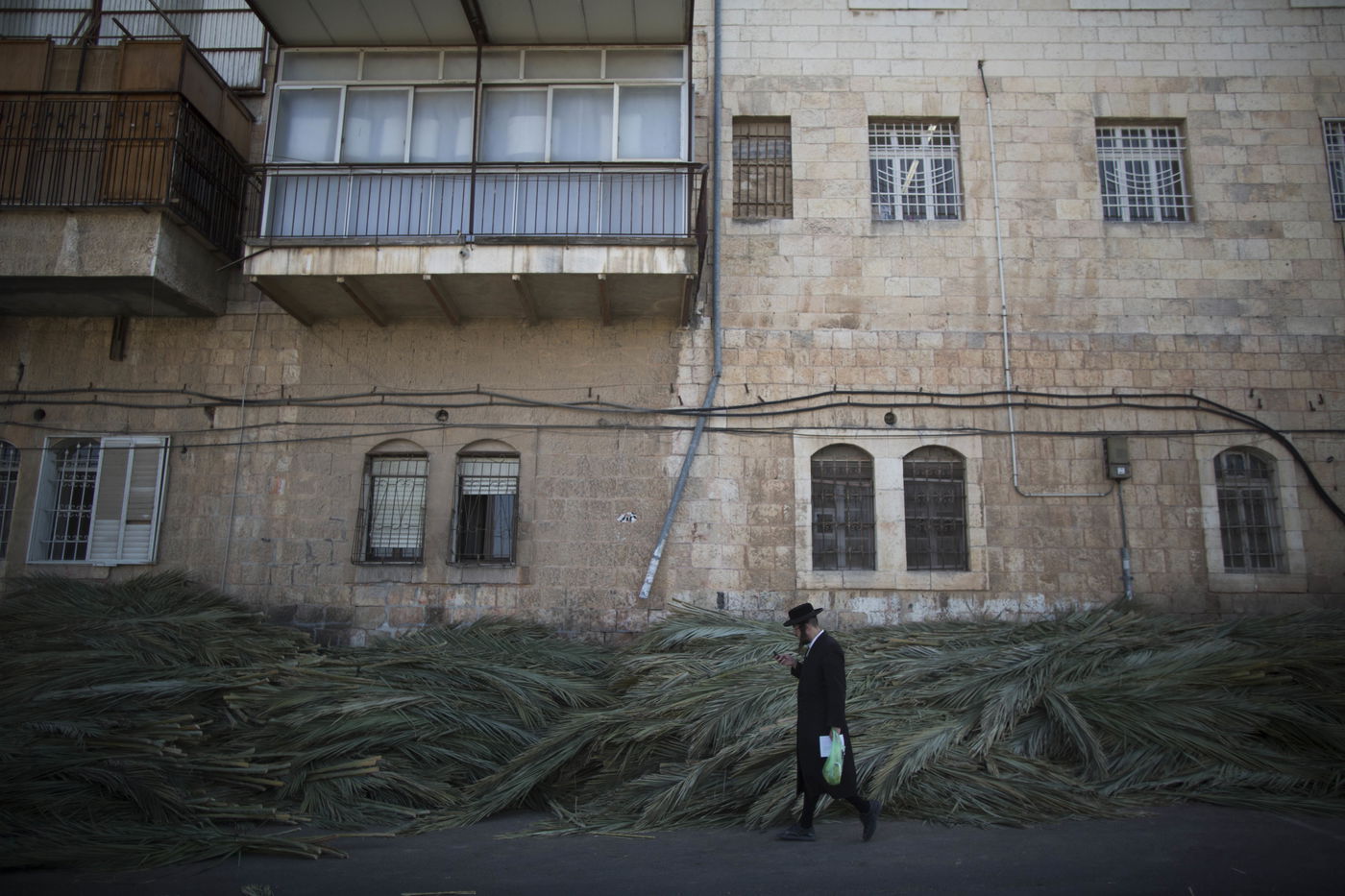 בַּסֻּכֹּת תֵּשְׁבוּ שִׁבְעַת יָמִים • בניית סוכות במאה שערים • גלריה