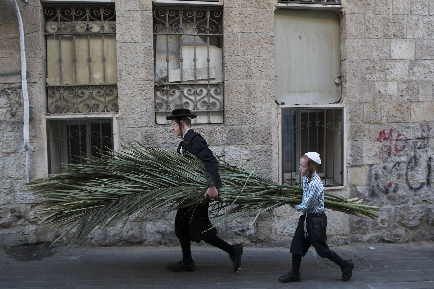 בַּסֻּכֹּת תֵּשְׁבוּ שִׁבְעַת יָמִים • בניית סוכות במאה שערים • גלריה