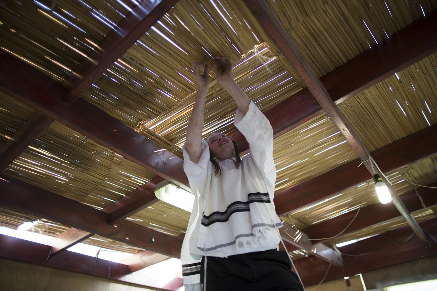 בַּסֻּכֹּת תֵּשְׁבוּ שִׁבְעַת יָמִים • בניית סוכות במאה שערים • גלריה