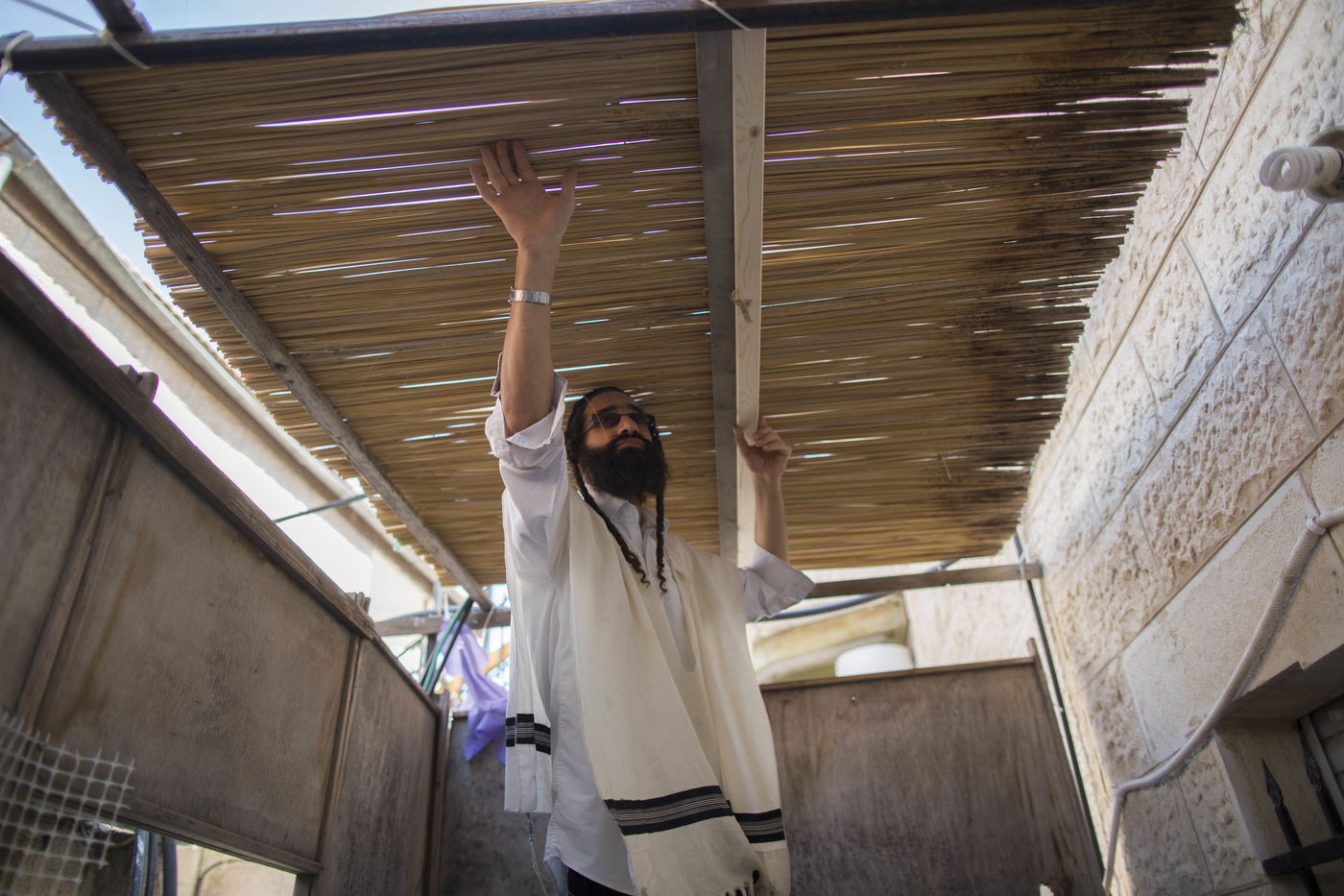 בַּסֻּכֹּת תֵּשְׁבוּ שִׁבְעַת יָמִים • בניית סוכות במאה שערים • גלריה