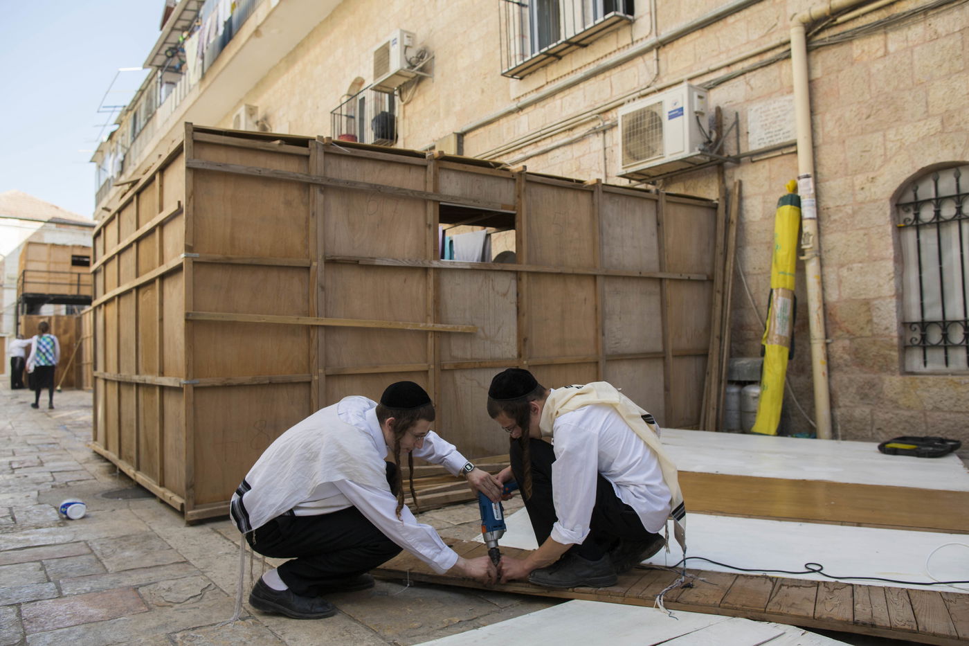 בַּסֻּכֹּת תֵּשְׁבוּ שִׁבְעַת יָמִים • בניית סוכות במאה שערים • גלריה