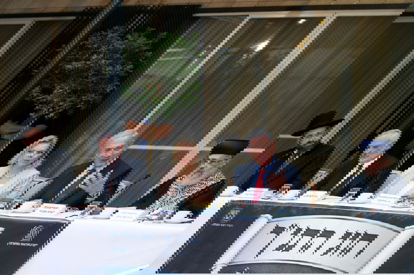 שולחן הכבוד