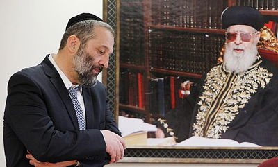 מודאג מהמצב. דרעי לצד תמונת מרן הגר"ע יוסף