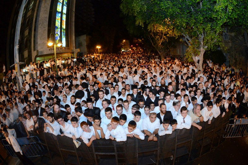 למעלה מ- 40 אלף איש בשמחת בית השואבה של חסידות מישקולץ בפתח תקוה