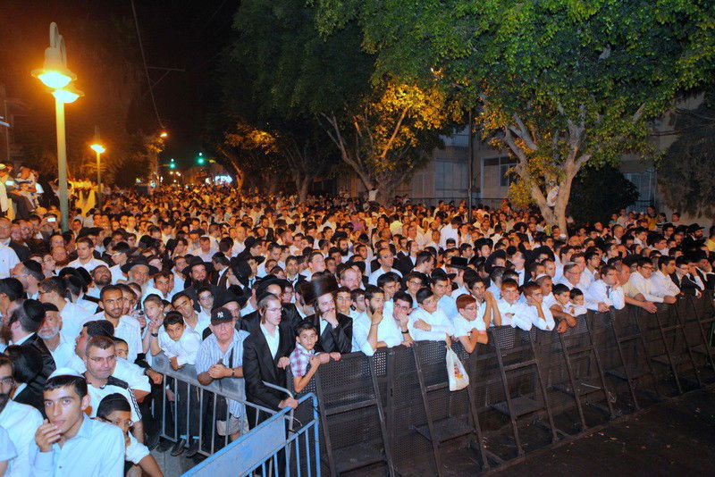 למעלה מ- 40 אלף איש בשמחת בית השואבה של חסידות מישקולץ בפתח תקוה