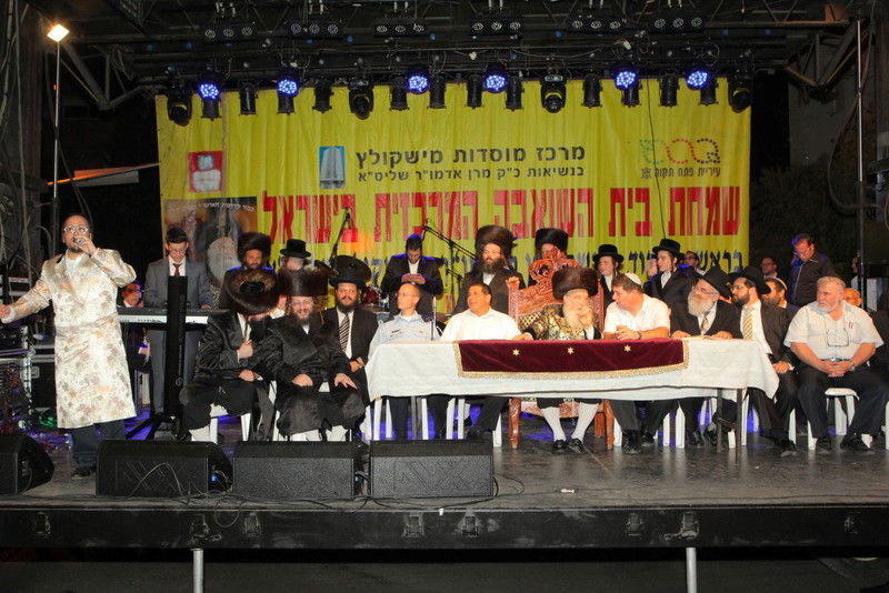 למעלה מ- 40 אלף איש בשמחת בית השואבה של חסידות מישקולץ בפתח תקוה