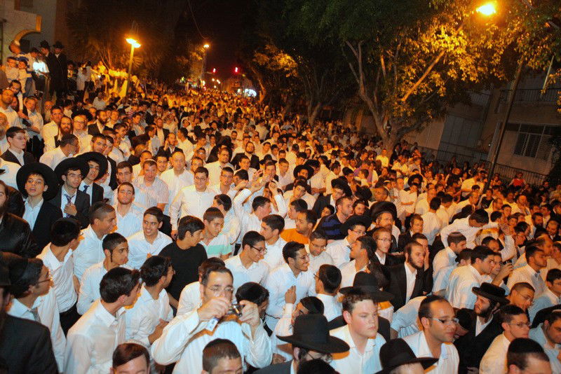 למעלה מ- 40 אלף איש בשמחת בית השואבה של חסידות מישקולץ בפתח תקוה