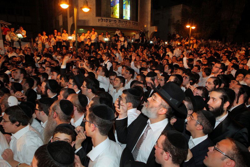 למעלה מ- 40 אלף איש בשמחת בית השואבה של חסידות מישקולץ בפתח תקוה