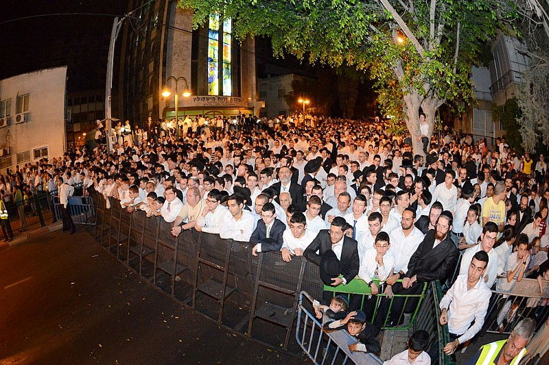 למעלה מ- 40 אלף איש בשמחת בית השואבה של חסידות מישקולץ בפתח תקוה